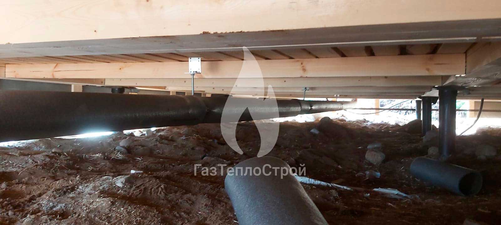 Фото трубопровода в цоколе